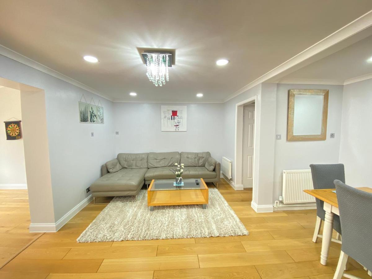 Three Bedrooms House In ウィンザー エクステリア 写真
